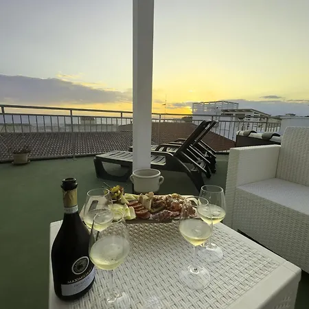 Couette-café B&B Four Winds 50Mt Spiaggia & Castello Aragonese Wifi & Ac 4*