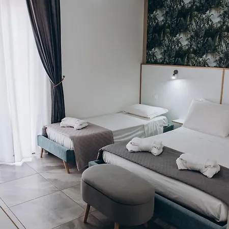 B&B Four Winds 50Mt Spiaggia & Castello Aragonese Wifi & Ac Bed & Breakfast 4*