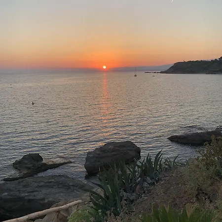 B&B Four Winds 50Mt Spiaggia & Castello Aragonese Wifi & Ac Bed & Breakfast 4*